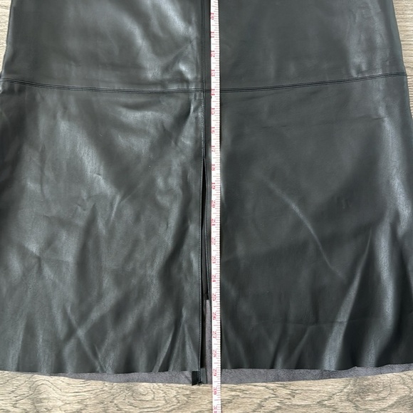🌼WHO WHAT WEAR🌼 Black Vegan Leather Midi Skirt, Size 6 - Picture 6 of 9